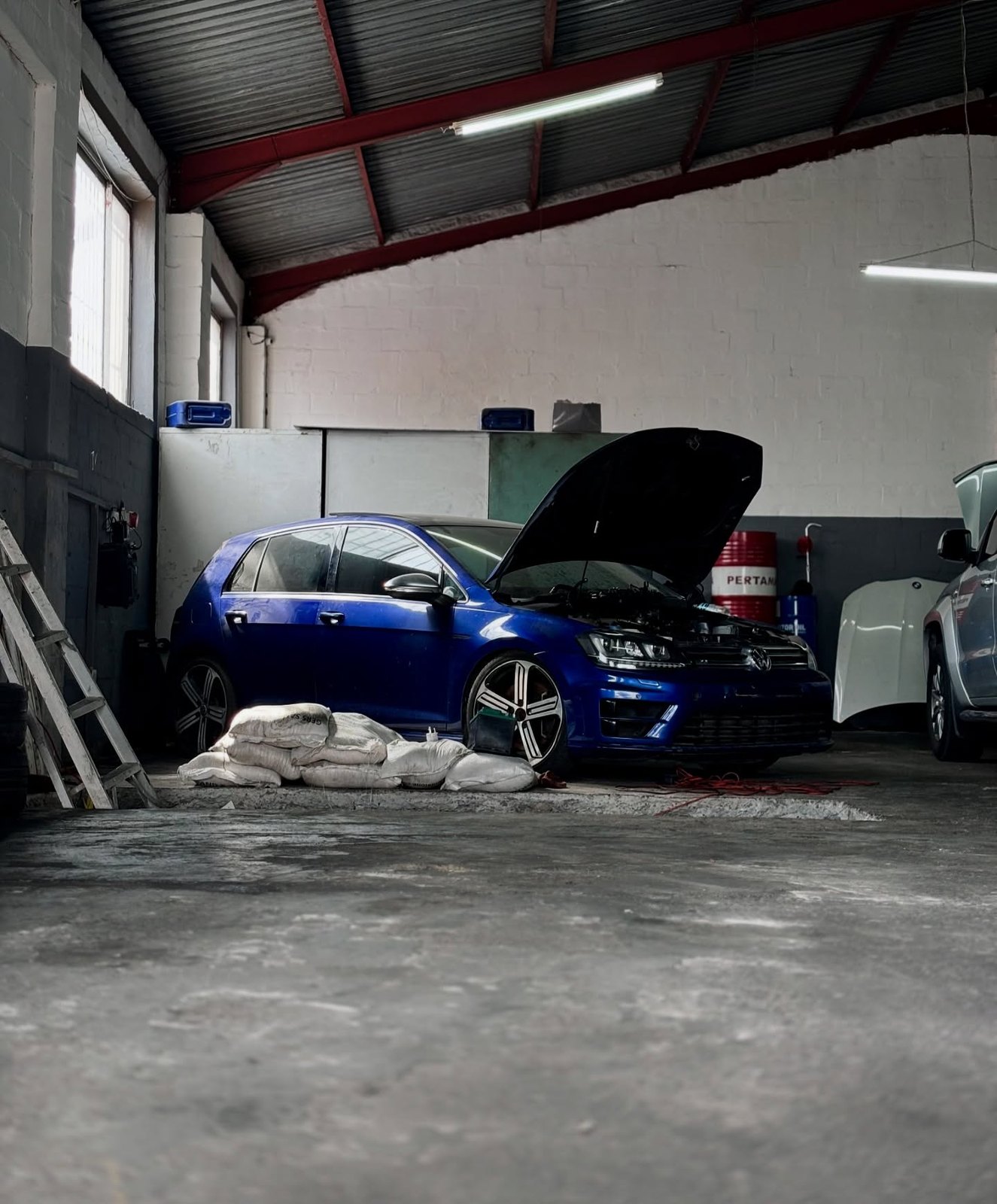 Blue vehicle in the MOSPORTS workshop